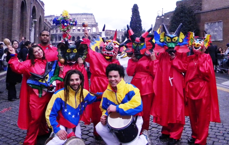 Diablos de Yare participan en el Carnaval romano