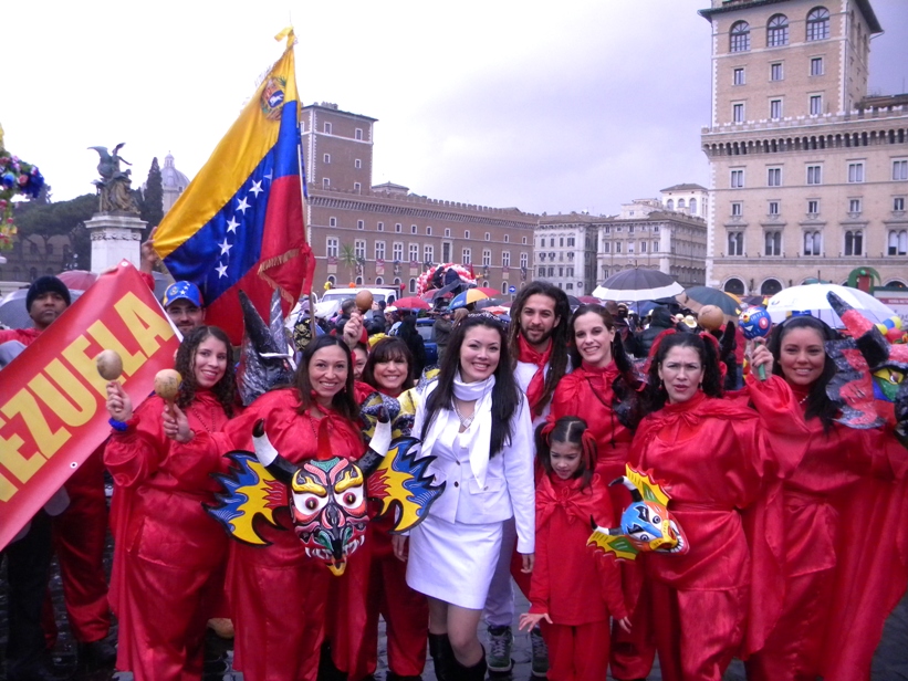 Diablos de Yare participan en el Carnaval romano