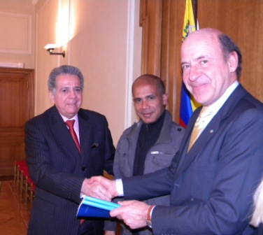 Foto1: Embajador de la República Bolivariana de Venezuela en Italia, Dr. Isaías RODRÍGUEZ (Izquierda); Autor del Libro, Edgar BORGES (centro); Secretario General del IILA ,Giorgio MALFATTI (Derecha).